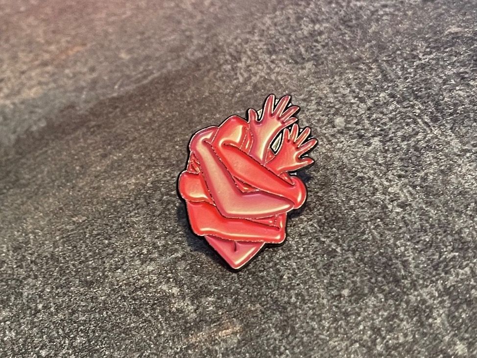 Placchette & Badge: Hands heart Pin – Usato da Biel/Bienne venduto da bas_c8yf