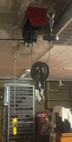 Seilhebezug an Decke montiert. Elektrischer Flaschenzug.