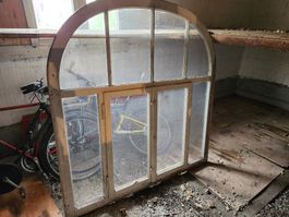 Rundbogenfenster Holzzarge mit Sprossen defekt