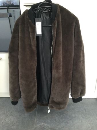 Neue, warme, flauschige Jacke