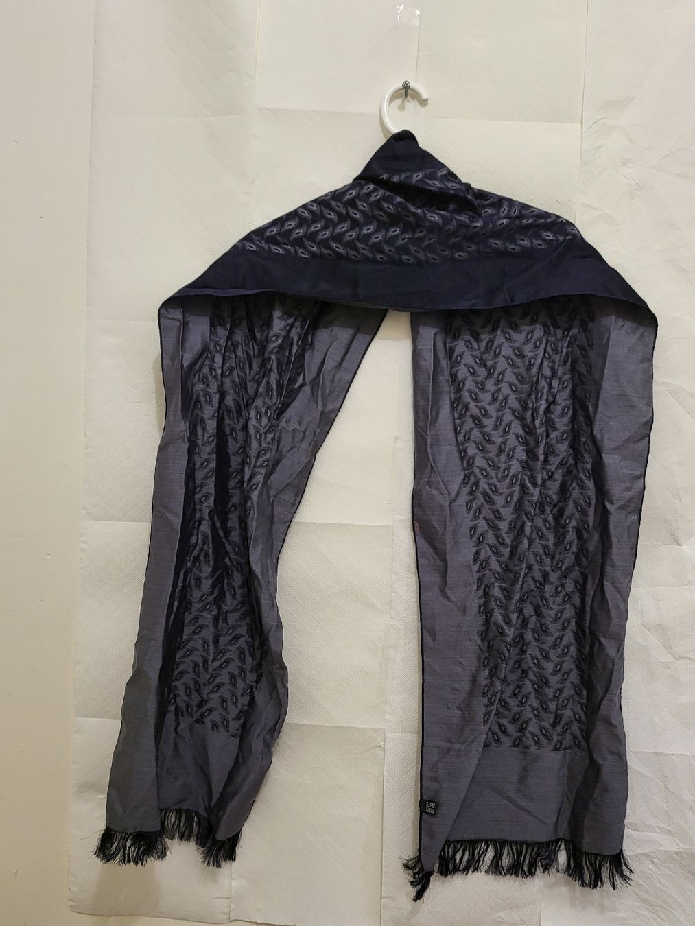 Foulard & Sciarpe: Écharpe en soie Arrow Élégant – Usato da Niedergösgen venduto da Eva2410 1