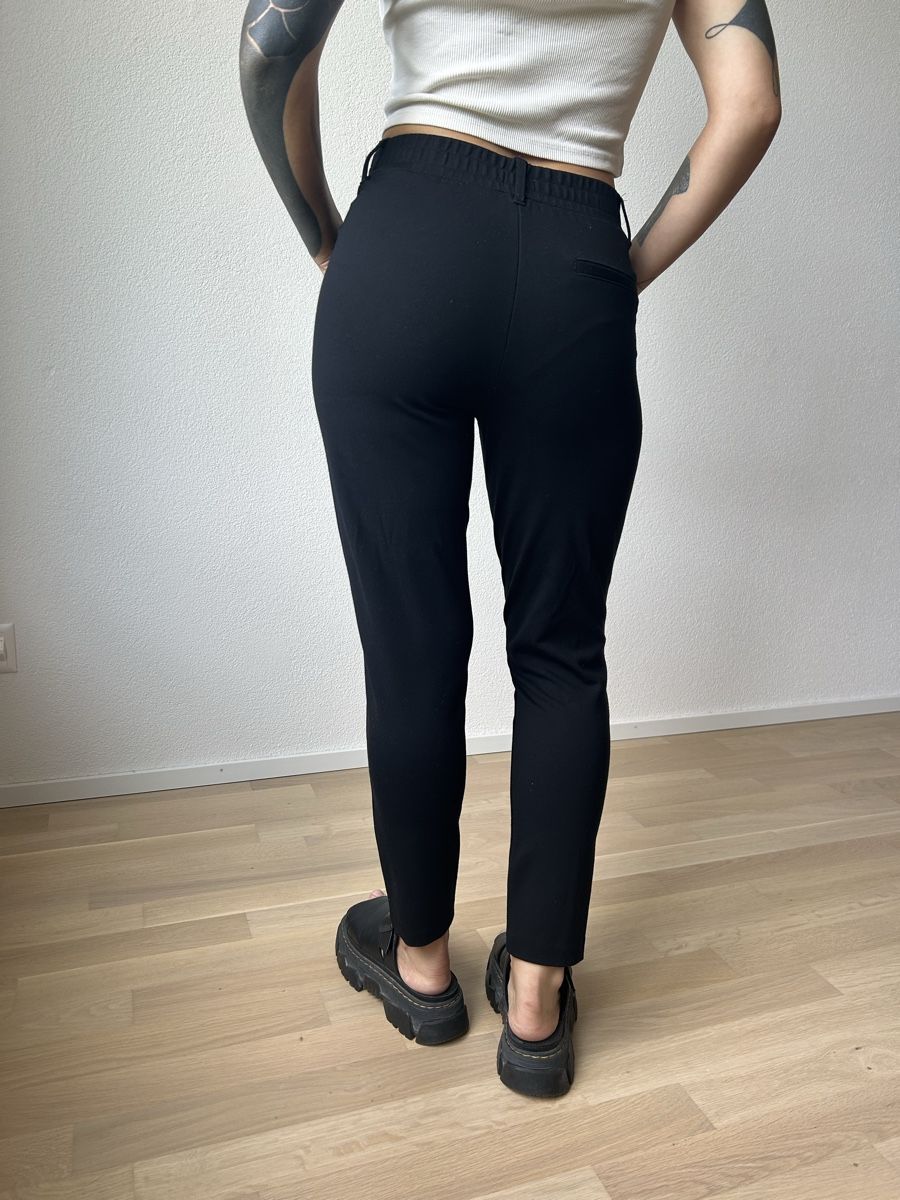 Pantaloni: Damen Hose schwarz – Usato da Zürich venduto da JN-MZ67676767 1