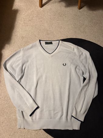 Fred Perry Pullover V-Ausschnitt Grösse M hellblau guter Zu