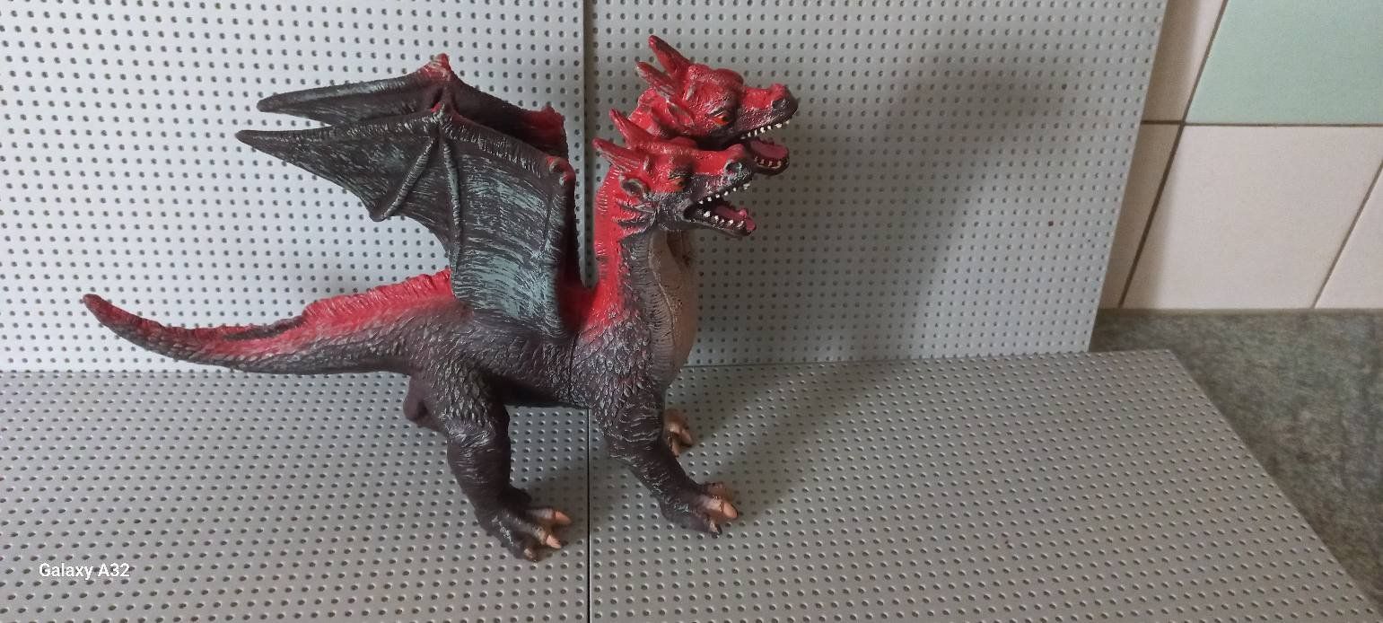 Giocattoli: Dragon en plastique souple – Usato da La Tour de Trême venduto da Startjouet 1