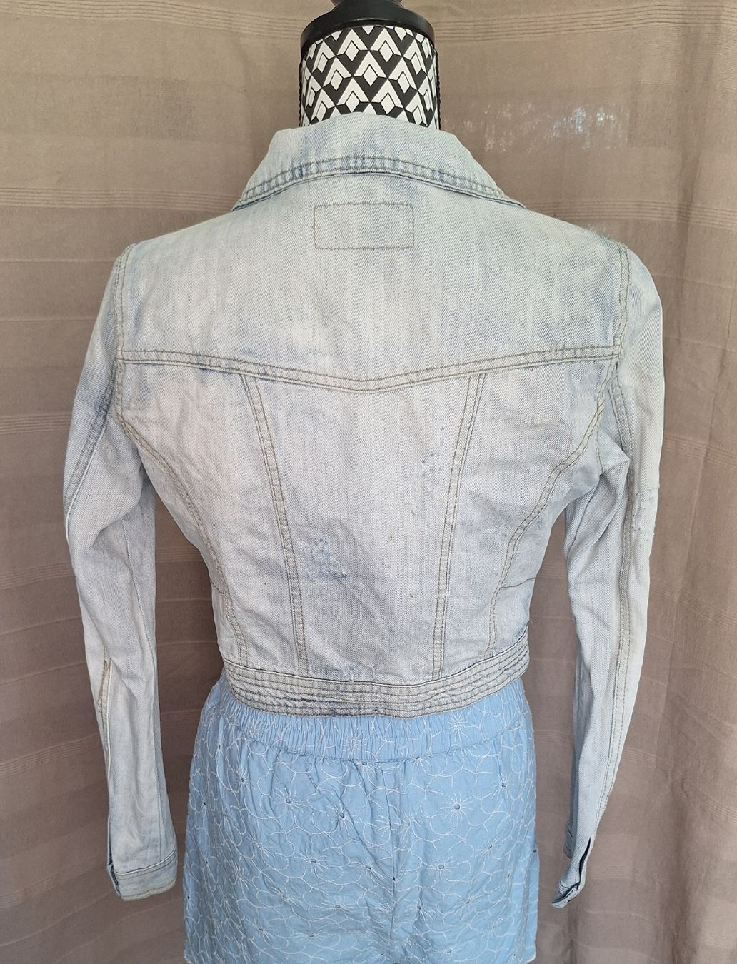 Vila Giacche: Cropped Jeansjacke – Usato da Zürich venduto da Milas_closet 1