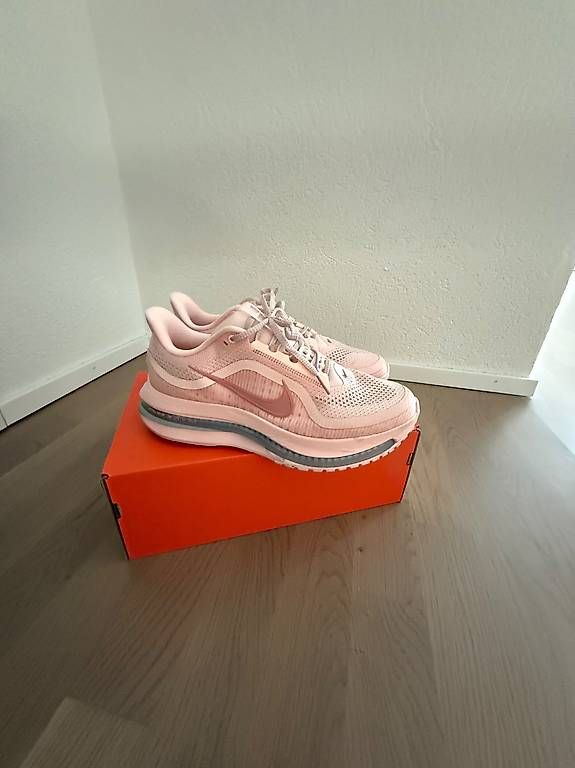 Nike Scarpe da donna: Chaussures de course nike – Nuovo (secondo la descrizione) da Sion venduto da nao_2cg5 1