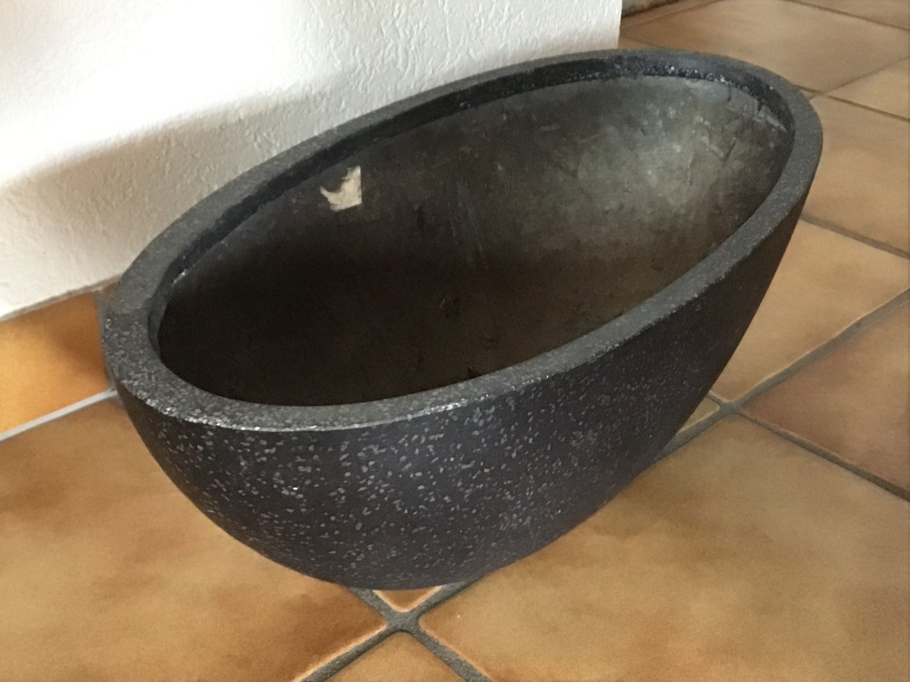 Interio Vasi per fiori: Blumentopf anthrazit strukturierter Look mit weissen Spots – Usato da Weggis venduto da Tupferl 1