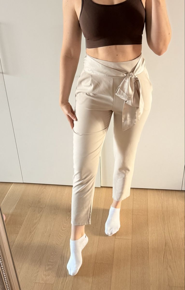 Pantaloni: Neue Hose "New Collection" Beige mit Bindegürtel, Gr. 36 – Usato da Staad SG venduto da Chirrari