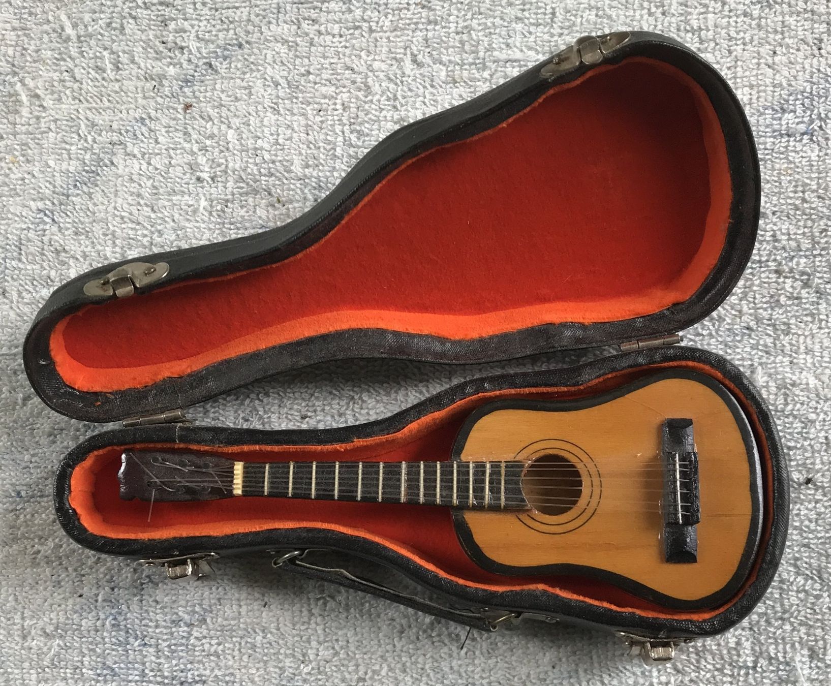 Strumenti musicali: GITARRE – Usato da Ostermundigen venduto da wini63 2