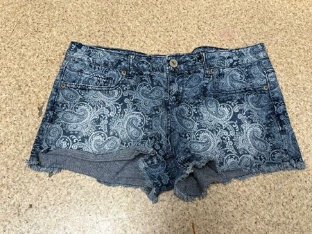 Trendy Jeansshorts Gr. M - Paisley Muster Sommerhit!