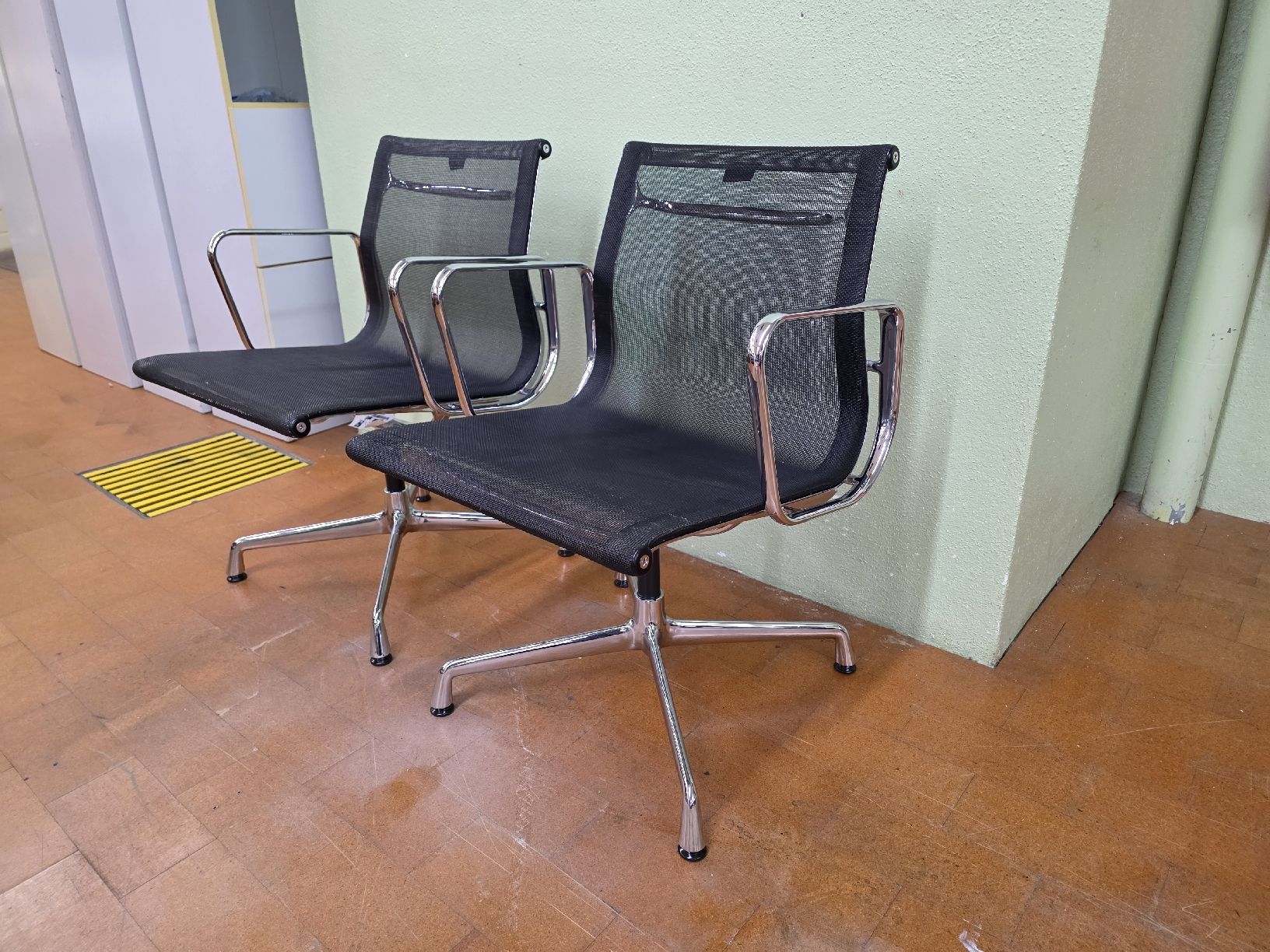 Vitra Stühle: 2 Designer Stühle Eames EA107 Vitra mit Netzgewebe – Gebraucht aus Lichtensteig von Polsterwerk 1