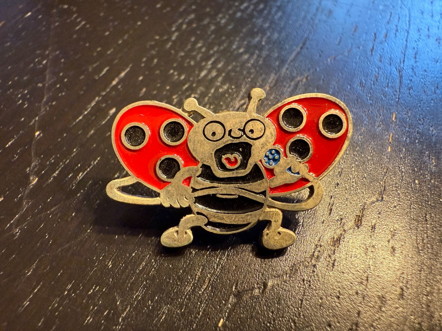 Placchette & Badge: Süsser Marienkäfer Pin / Brosche, Comic Style – Usato da Erstfeld venduto da Mario_boe0