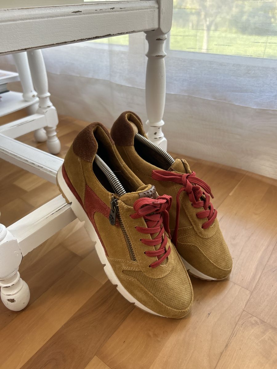 Scarpe da donna: Leder Sneaker Gr.38, Top Zustand – Usato da Kirchdorf BE venduto da Stella130