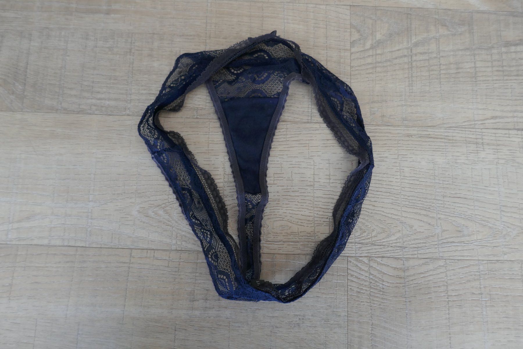 Esprit Altra biancheria intima: String-Tanga  von Esprit, Gr. 40, dunkelblau mit Spitze – Usato da Port venduto da uzuku 4