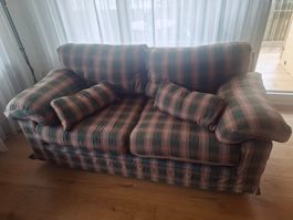 Schlafsofa mit kariertem Muster – perfekt für Ferienwohnung