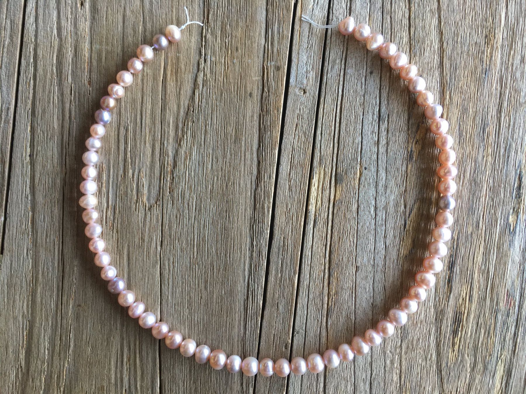 Catenine: PERLEN KETTENSTRANG LACHS  PERLEN ca. 7mm / LÄNGE 38cm – Nuovo e nell'imballaggio originale da Aesch ZH venduto da LiquidAktion