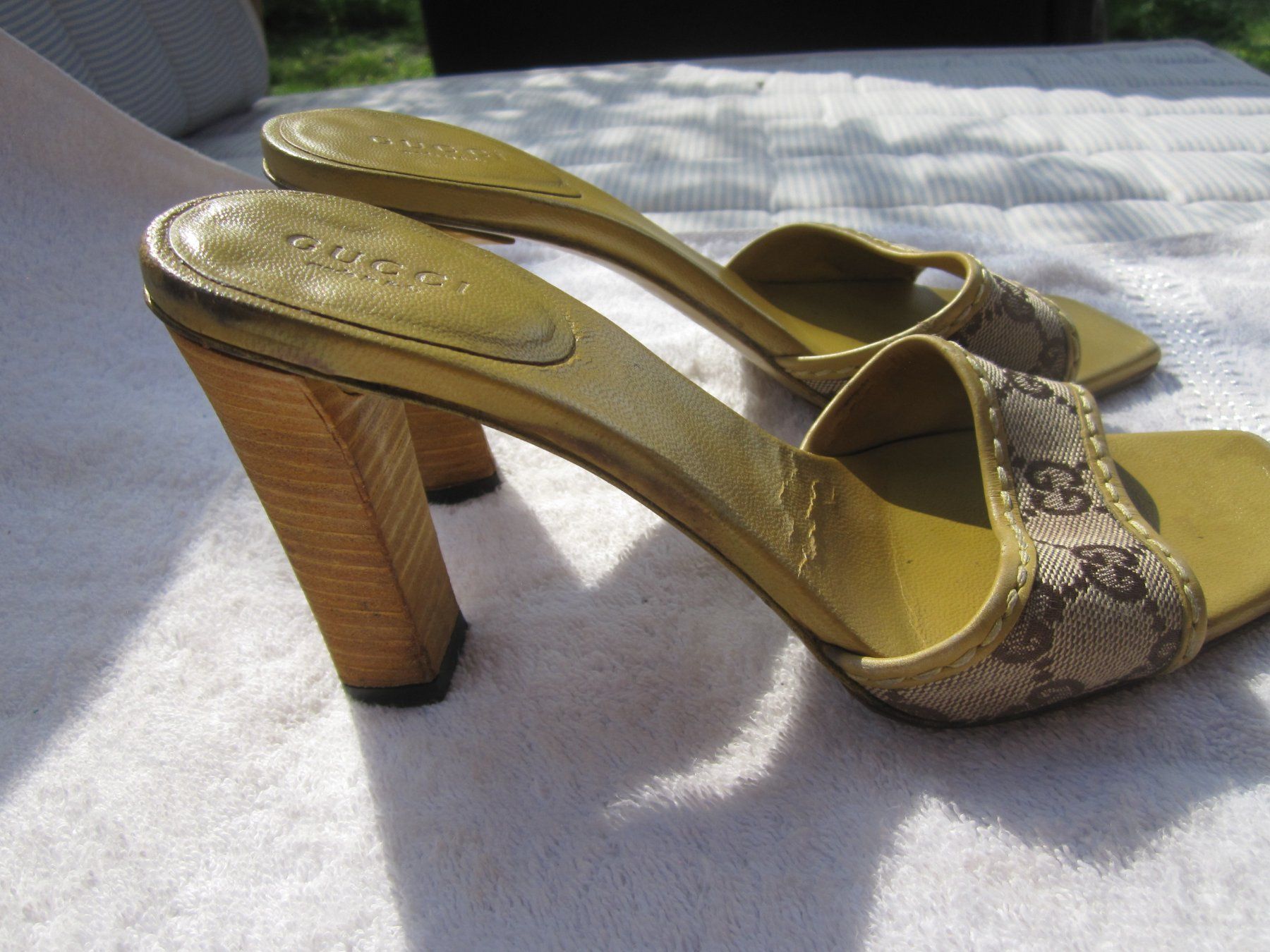 Gucci Scarpe da donna: Gucci Monogramm-Heels in Beige/Olivgelb – Usato da Obergerlafingen venduto da fredd_y 3