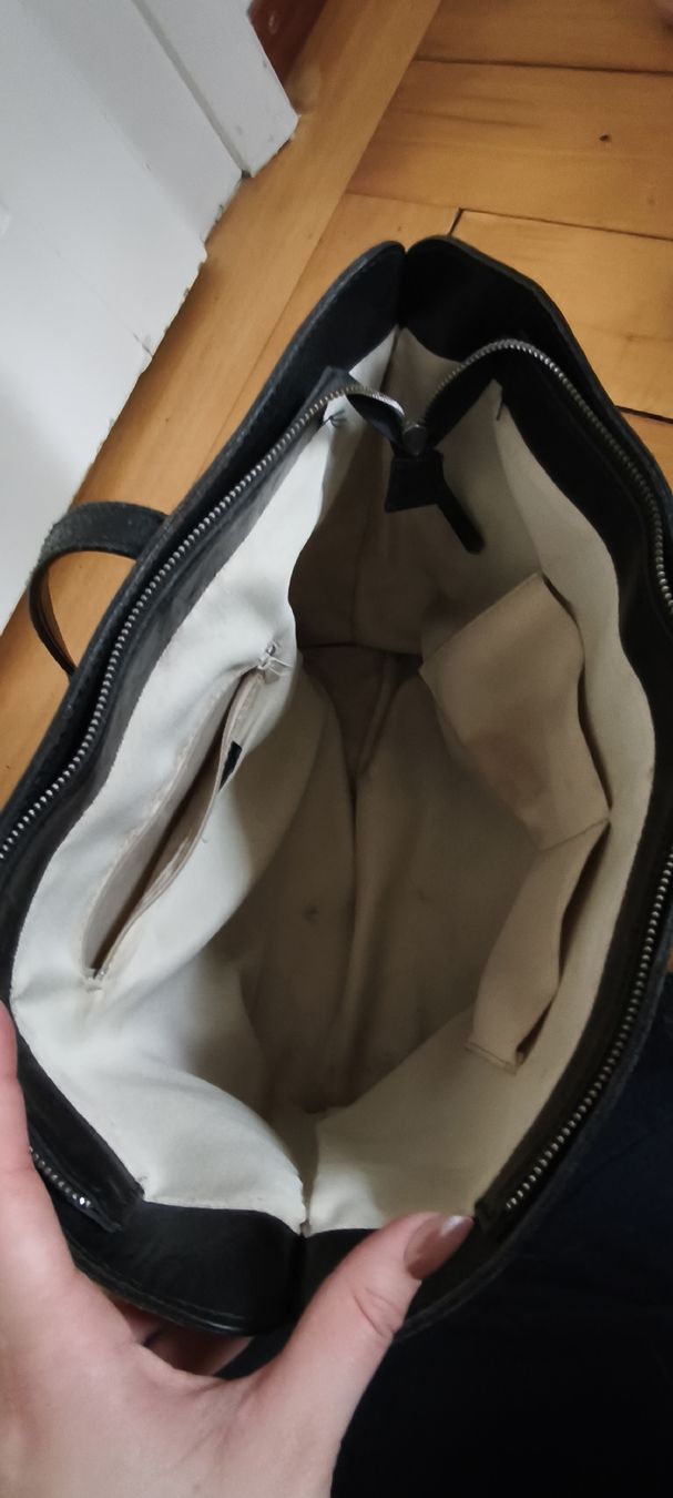 Taschen: Schwarze Ledertasche, viel Stauraum – Gebraucht aus Fribourg von swi_b7rt 5