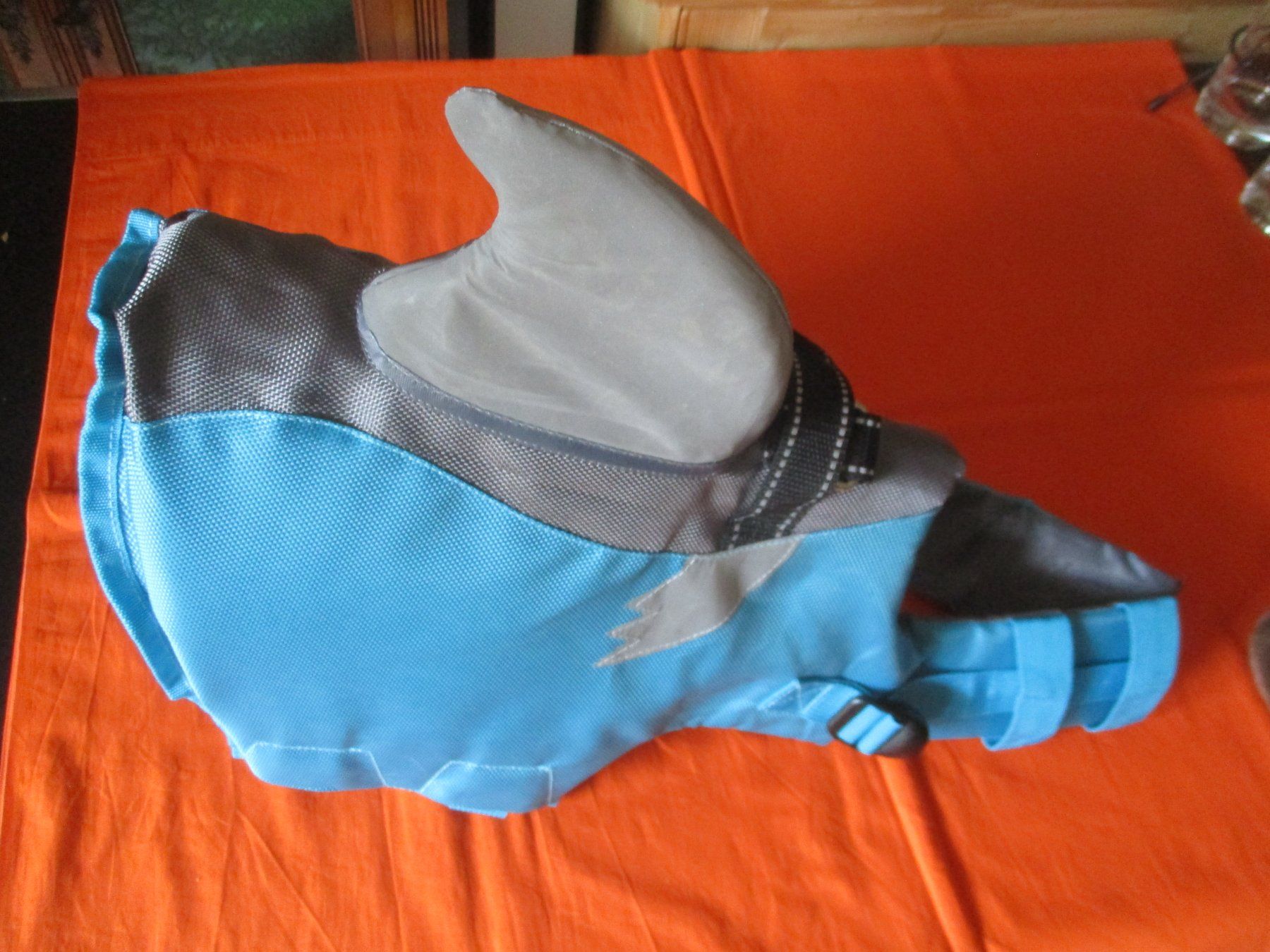 Schwimmwesten: Hunde Schwimmweste Shark – Gebraucht aus Birsfelden von alles-muss-raus