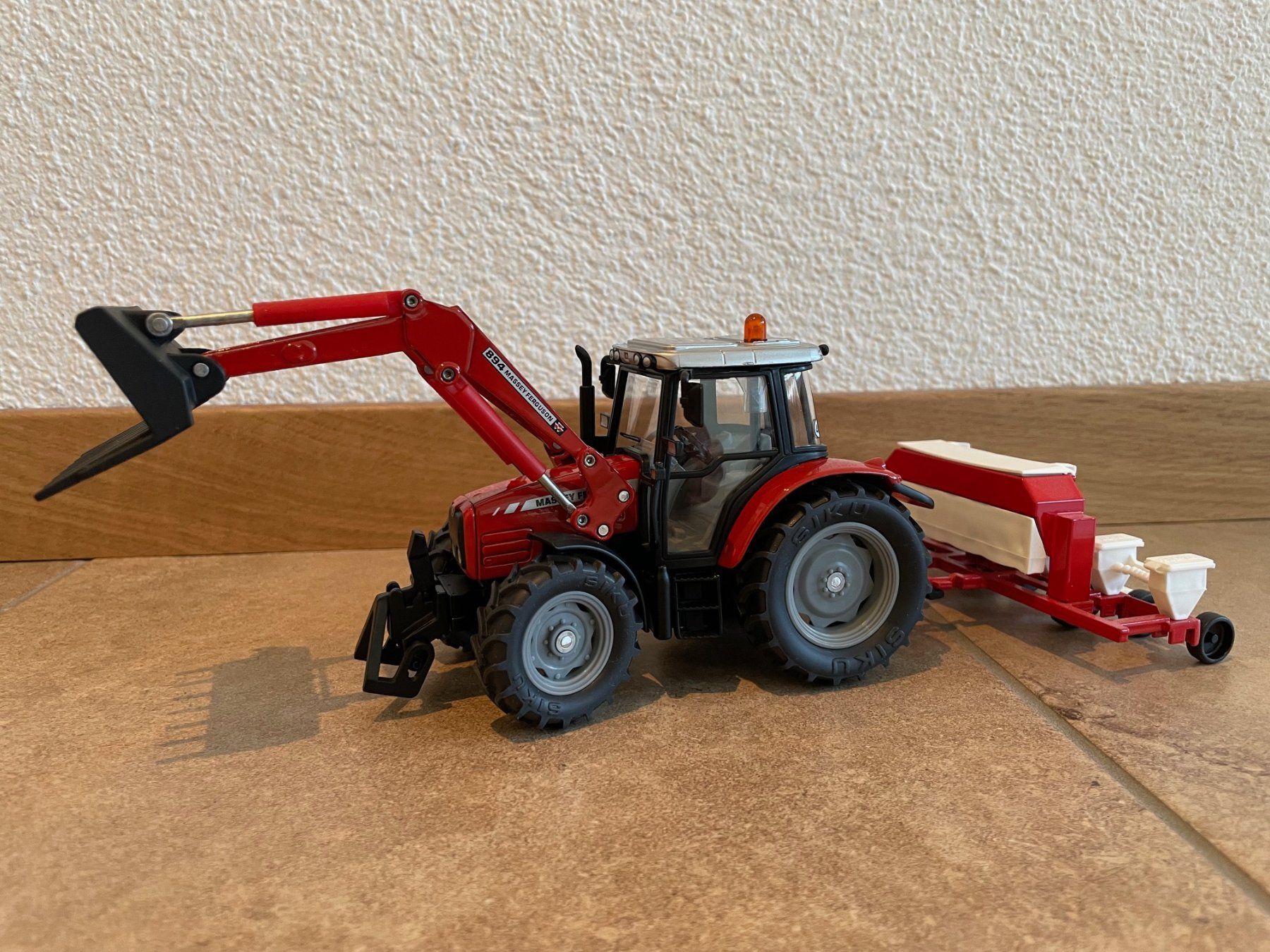 Massey Ferguson Trattori: SIKU Massey Ferguson mit Einzelkornsämaschine – Nuovo e nell'imballaggio originale da Kreuzlingen venduto da Stefan1150
