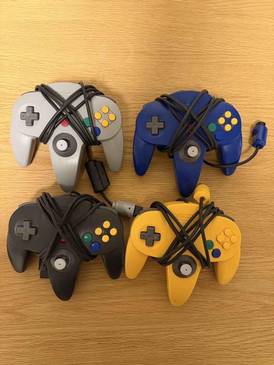 Nintendo Console: Nintendo 64 Set Konsole 4 Controller 3 Spiele mit Adapter – Usato da Rombach venduto da delta_digi44 2
