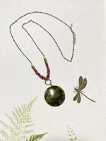 Lange silberne Achat Kette mit lachsfarbenen Steinchen, NEU