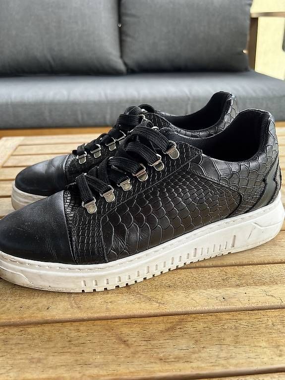Scarpe da uomo: Vendo sneaker nera T.42 – Usato da Locarno venduto da AndreaCappe