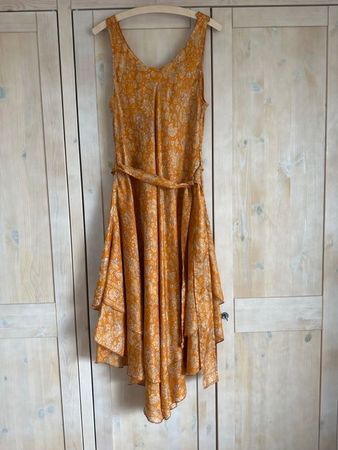 Wunderschönes seidenes Midikleid mit Blumenmuster, Grösse M