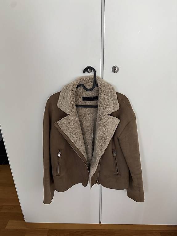 Zara Vestes: Braune Jacke mit Teddyfell – D'occasion à Rüfenacht BE par NE_