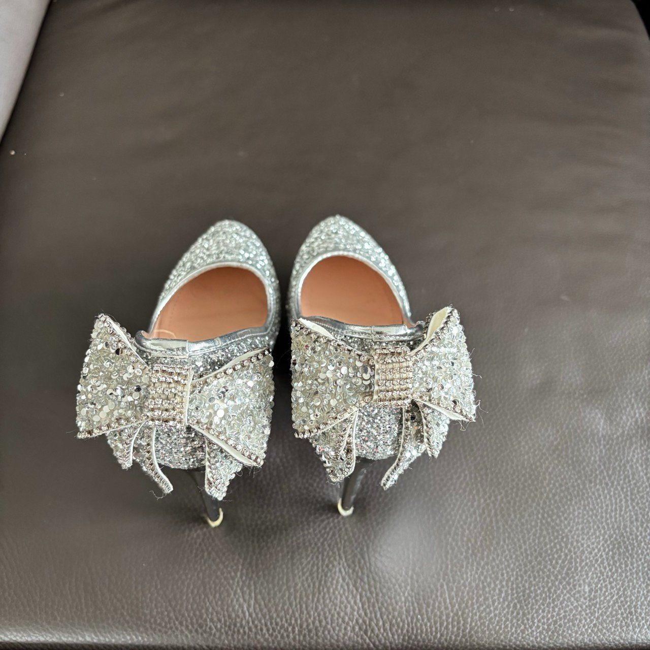Scarpe da donna: Glitzernde Damenschuhe mit Schleife, Silber, Grösse 37 – Usato da Thalwil venduto da Arleen 1