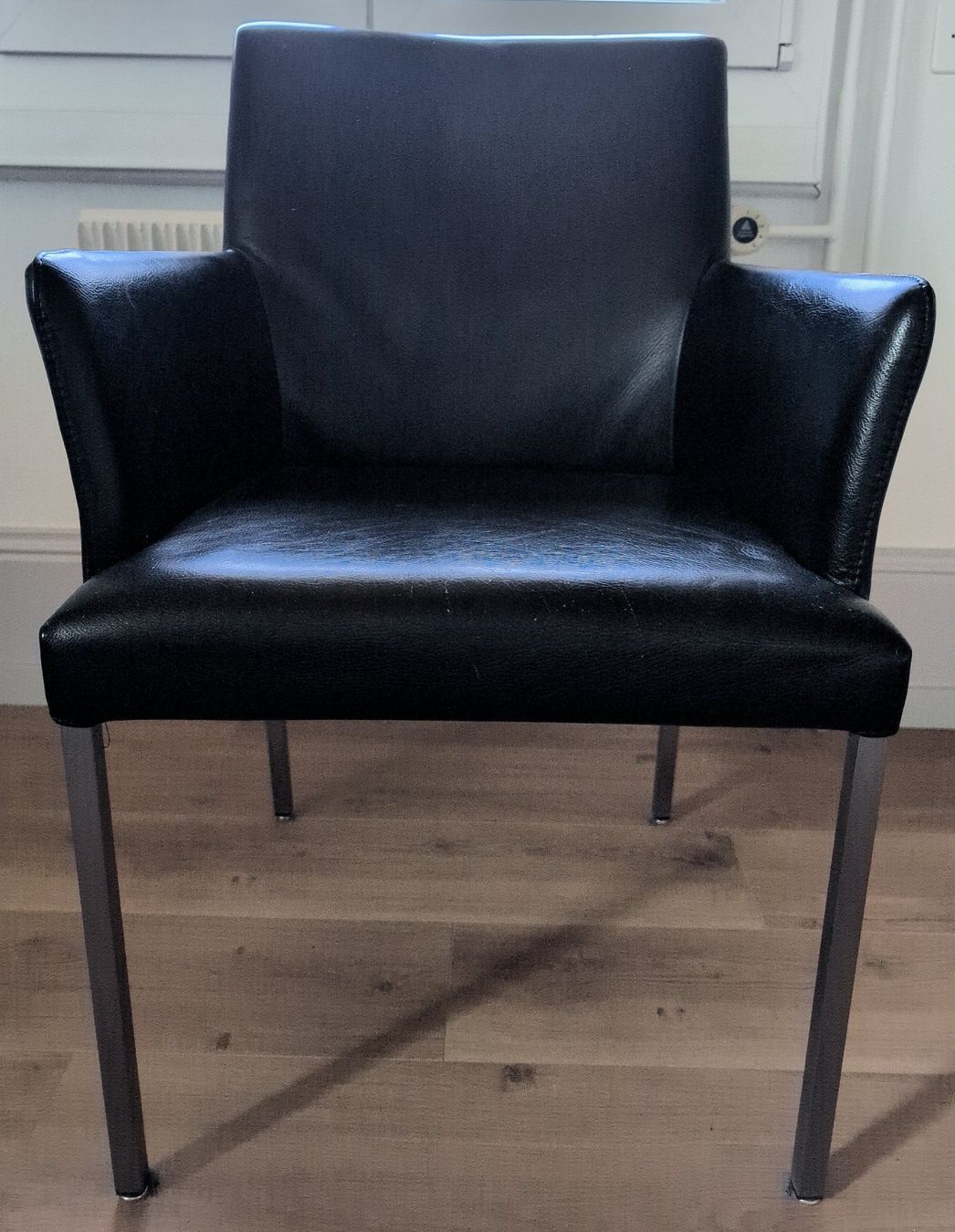 Pfister Stühle: 4 schwarze Leder-Stühle – Gebraucht aus Burgdorf von CVbenBdF 1