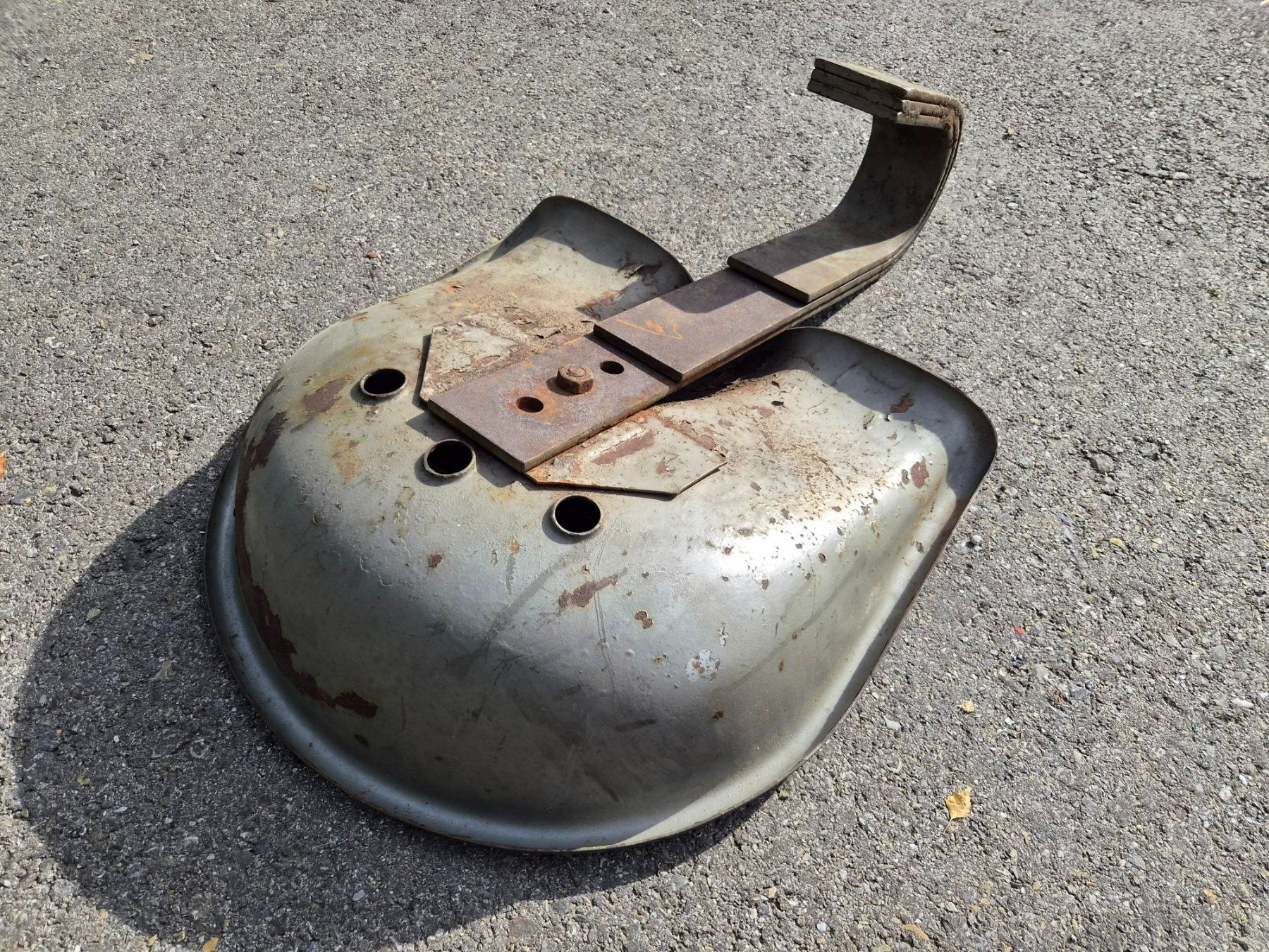 Hürlimann Trattori: Original Hürlimann Traktor Sitzfeder mit Blechsitz – Usato da Dürnten venduto da Bachtel84 8