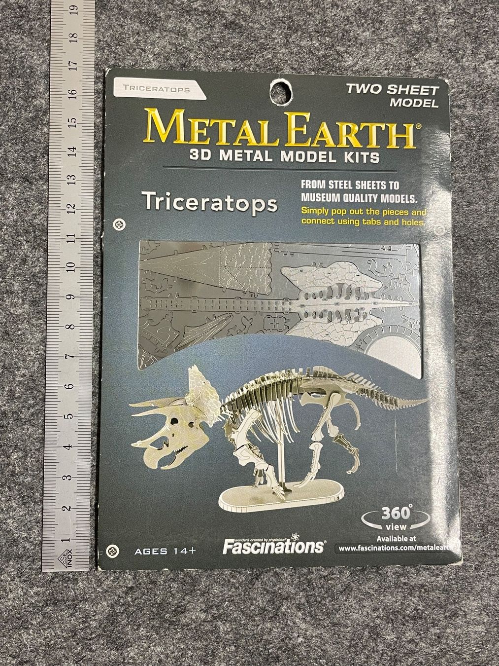 Toutes les décorations: Triceratops Dinosaurier Metall Model Bausatz – Neuf avec emballage d'origine à Rümlang par euqinom16