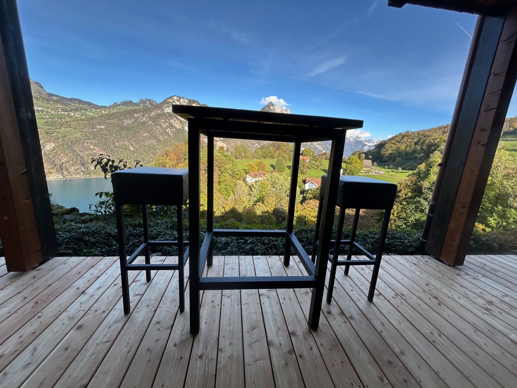 Set tavolo e sedie: Terrasenhochtisch mit 2 Lederhocker – Usato da Filzbach venduto da wei_c9m6 2