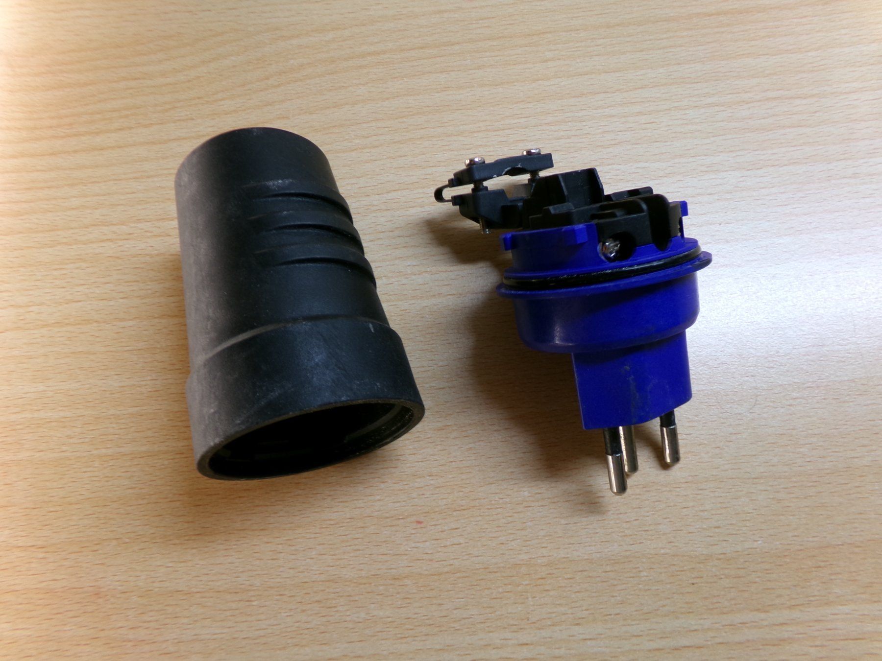 Spine: Stecker Typ13 IP55 – Usato da Hombrechtikon venduto da Maloev17 1