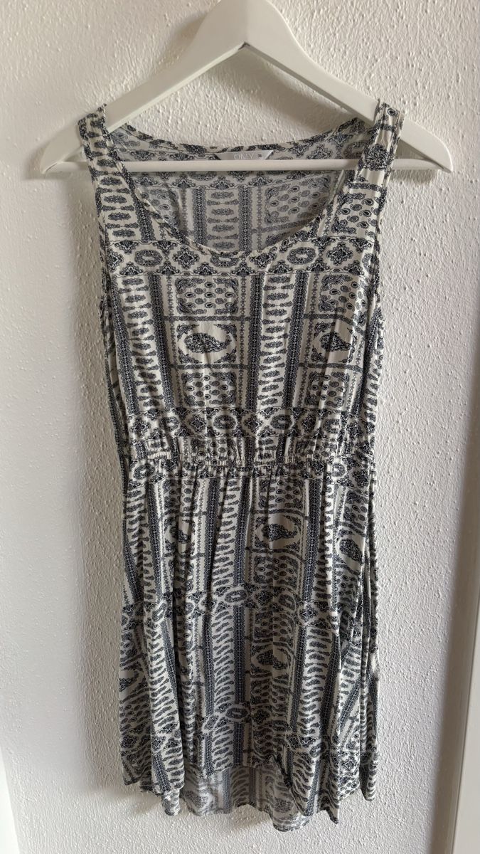 Kleider: Sommerkleid mit schönem Muster – Gebraucht aus Roggwil BE von R..