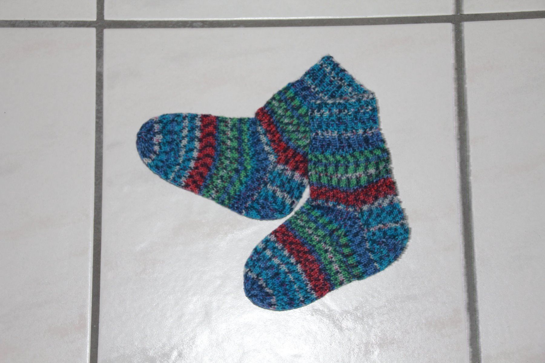 Calze per bambini: Handgestrickte Kindersocken Grösse 26 – Nuovo e nell'imballaggio originale da Wallenwil venduto da Sahron