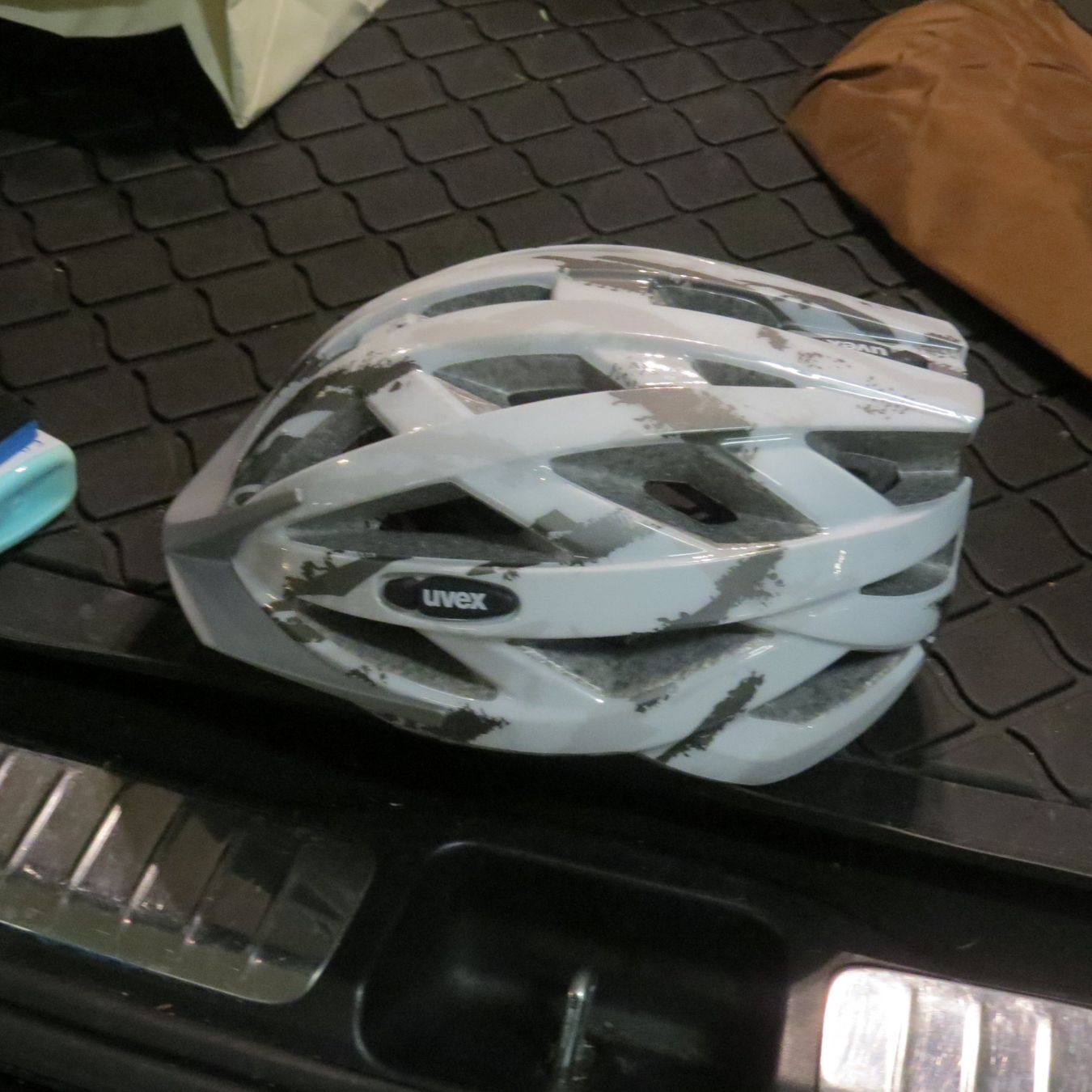 Uvex Caschi: Velo Helm von Uvex – Nuovo (secondo la descrizione) da Einsiedeln venduto da rotgypsy1969 1