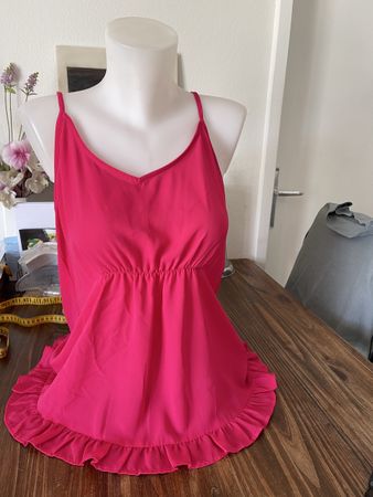 Top d'été Benetton rose vif à volants S/M neuf