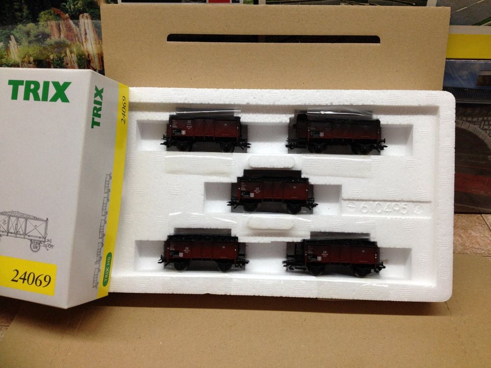 https://img.ricardostatic.ch/images/beff401b-1644-46e7-b221-1429f5253a54/t_1000x750/trix-24069-kohlewagen-set-5-teilig-drdb