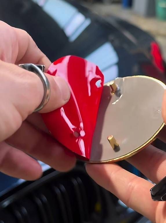 Tutti pezzi di ricambio auto: BMW Logo/Emblem Kanagawa Wave – Nuovo e nell'imballaggio originale da Dällikon venduto da Damian18 3