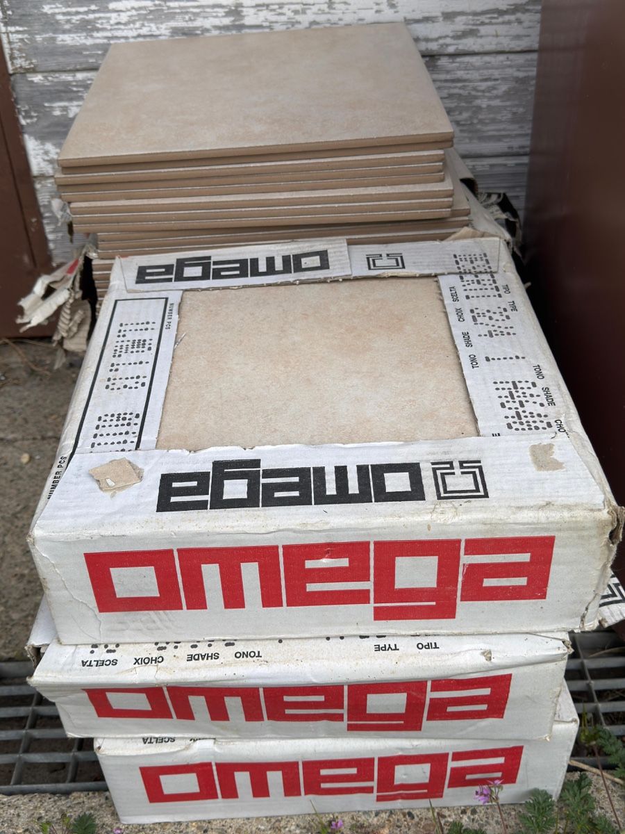 Rivestimenti per pavimenti: Carrelage intérieur Omega beige clair, env. 7-8m2 – Usato da Riddes venduto da Elina. 1