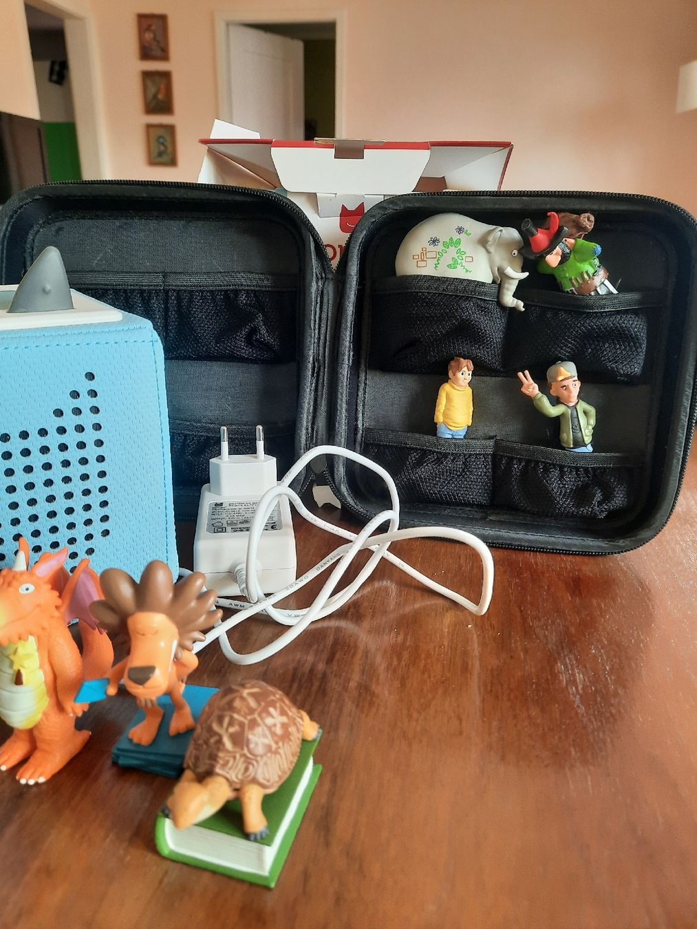 Tonies Tragbarer Mediaplayer: Toni Box mit 7 Figuren – Gebraucht aus Winterthur von  2