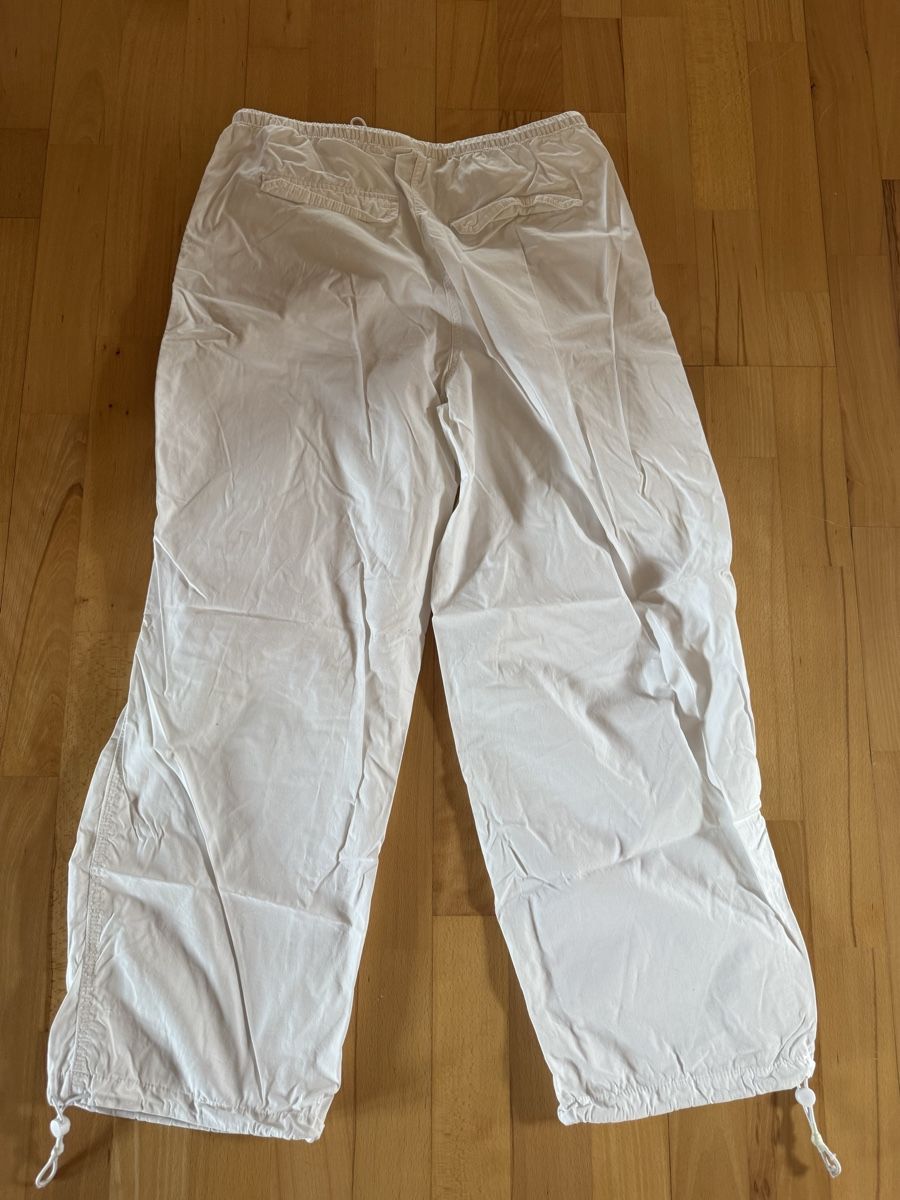 H&M Pantaloni: Pantalon parachute blanc H&M – Usato da Fontainemelon venduto da erin.blm 1