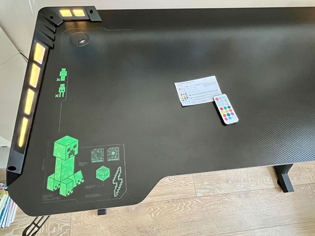 Scrivanie: Bureau gaming Minecraft avec éclairage LED RGB, télécommande – Nuovo (secondo la descrizione) da Gilly venduto da mtr_9dsr 2