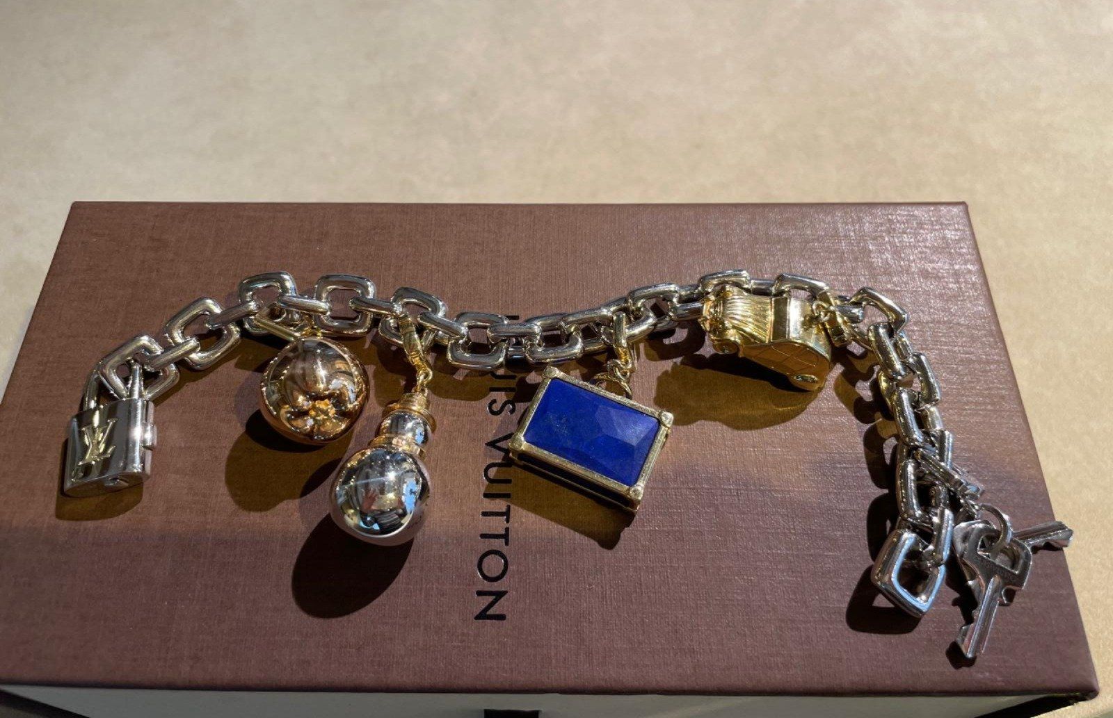 Louis Vuitton Bracciali & Braccialetti: Louis Vuitton Armkette + 4 Charms – Usato da Stäfa venduto da Wdsoft