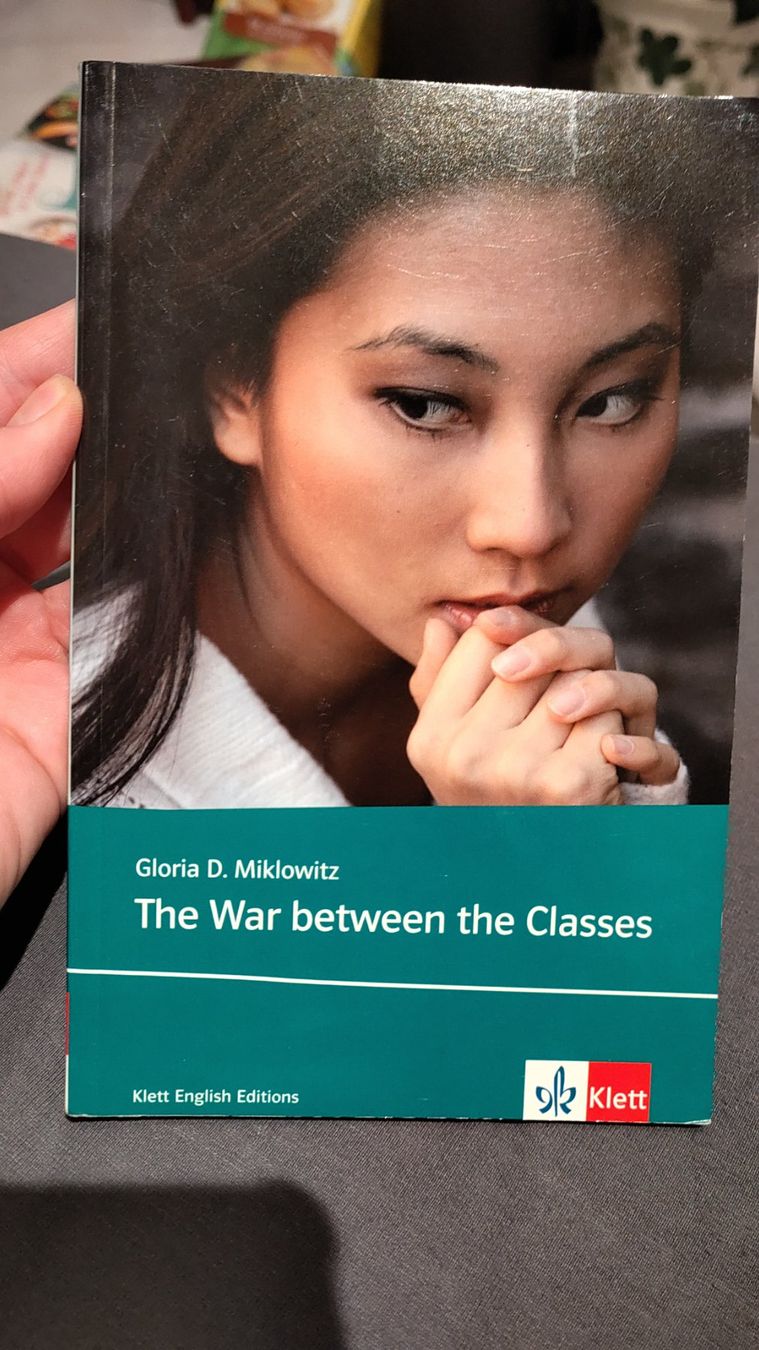 Libri: The war between the classes - Gloria D. Miklowitz – Usato da Stäfa venduto da mic_b7td