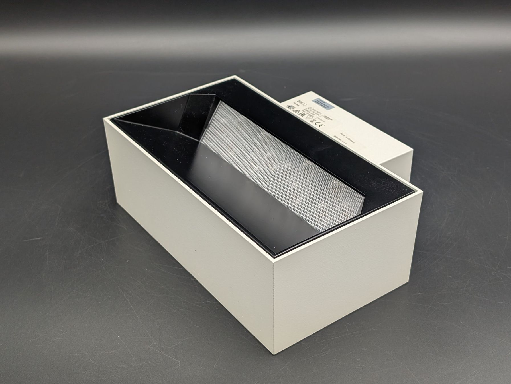 Lampade: ERCO Pantrac Deckenfluter 65085.000 – Usato da Winterthur venduto da Hint17