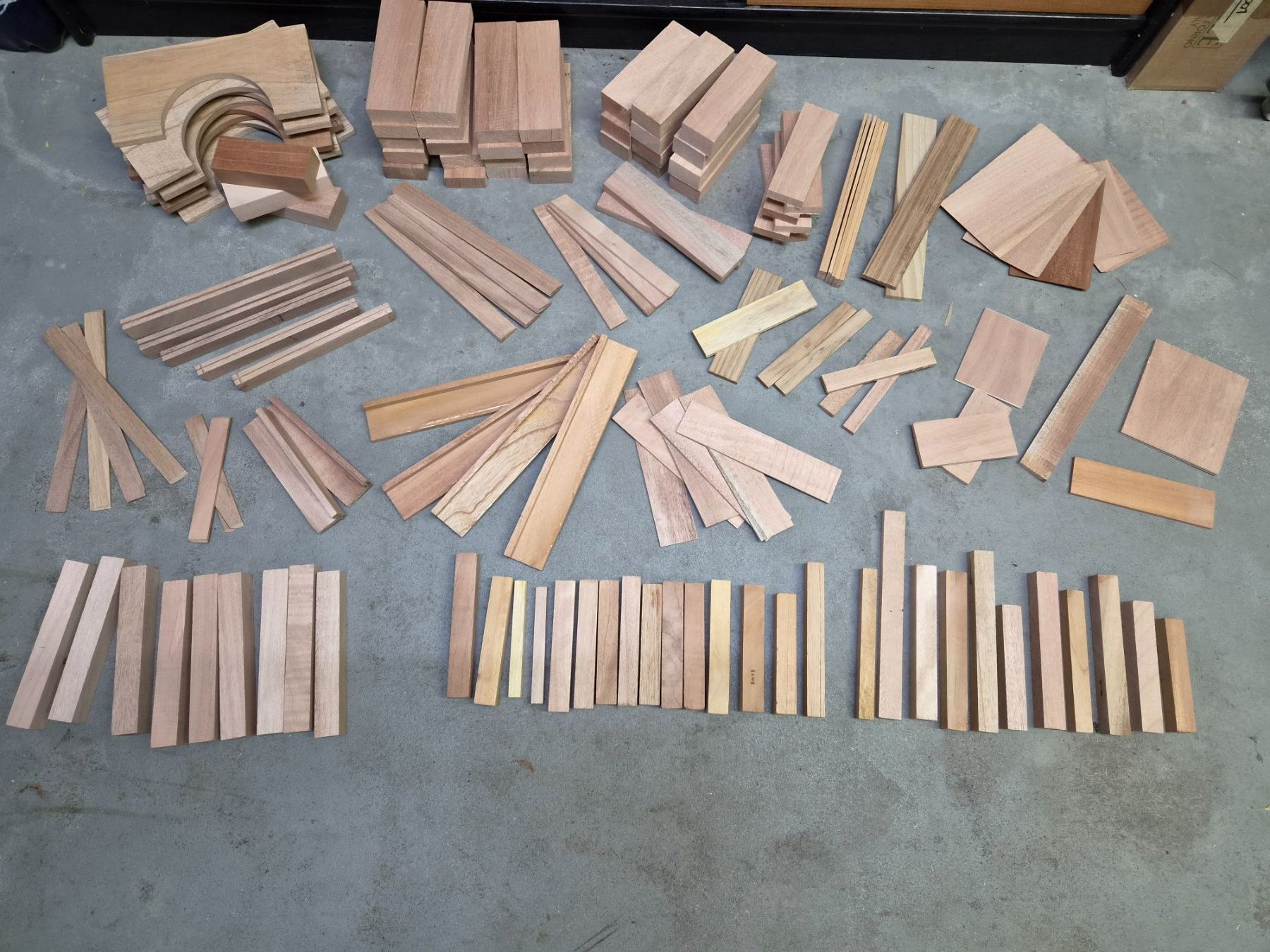 Articoli in legno: Zedern Holz Klötze / Holzreste – Usato da Wetzikon ZH venduto da Tothart