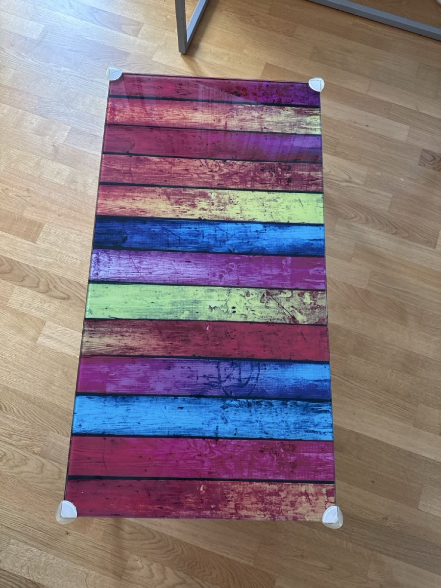 Tavoli: Couchtisch mit Glasplatte und farbigem Design – Usato da Zug venduto da sve_ph8v 1